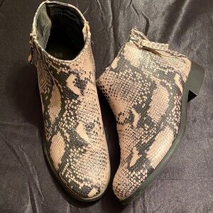 NWOT! SNAKESKIN BOOTIES